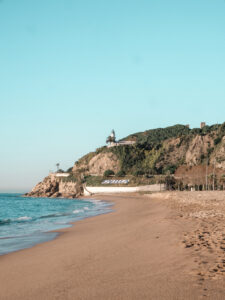 Playa Garbí de Calella con vistas al Faro de la ciudad y las calas del Maresme Barcelona Cataluña