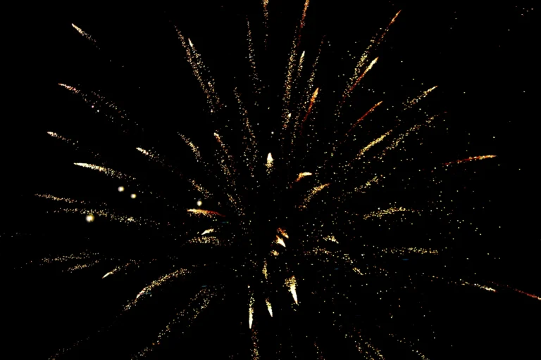 Fuegos artificiales en la playa de Calella durante la verbena de San Juan / Sant Joan