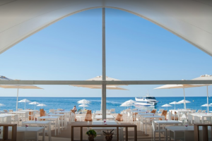 Calella Maresme Turisme familiar escapadas en familia playa restaurante a la playa sombrillas y hamacas