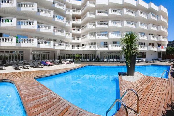 Hotel Bernat Calella 4 estrellas superior Maresme Turismo Familiar y deportivo hotel en la playa Bar piscina