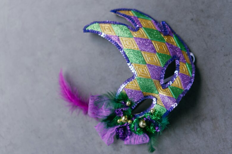 máscara de carnaval morada, verde y amarilla para celebrar Carnaval en Calella o la costa de Barcelona