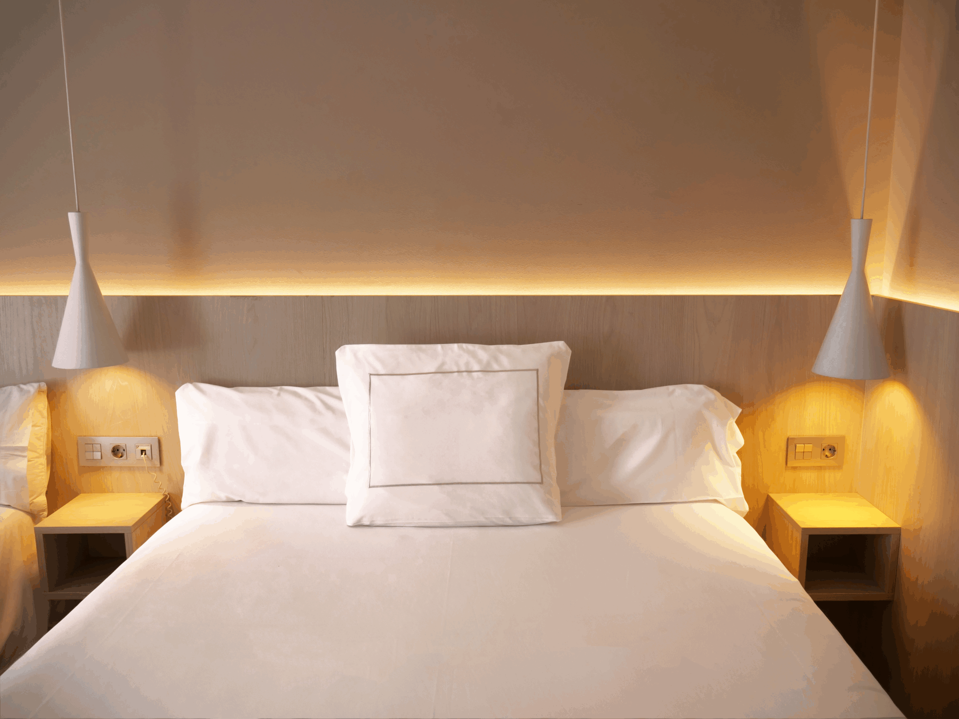 Habitació premium amb llit doble i il·luminació càlida a l'Hotel Bernat II de Calella
