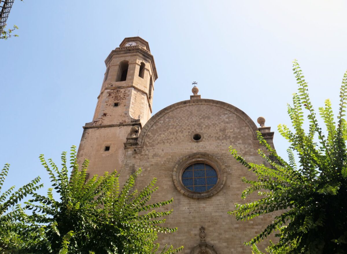 Iglesia de Calella en la plaza principal de la ciudad