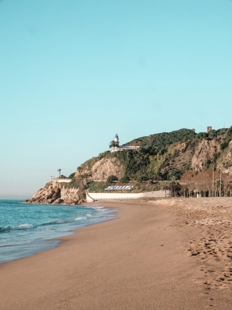 Playa Garbí de Calella con vistas al Faro de la ciudad y las calas del Maresme Barcelona Cataluña