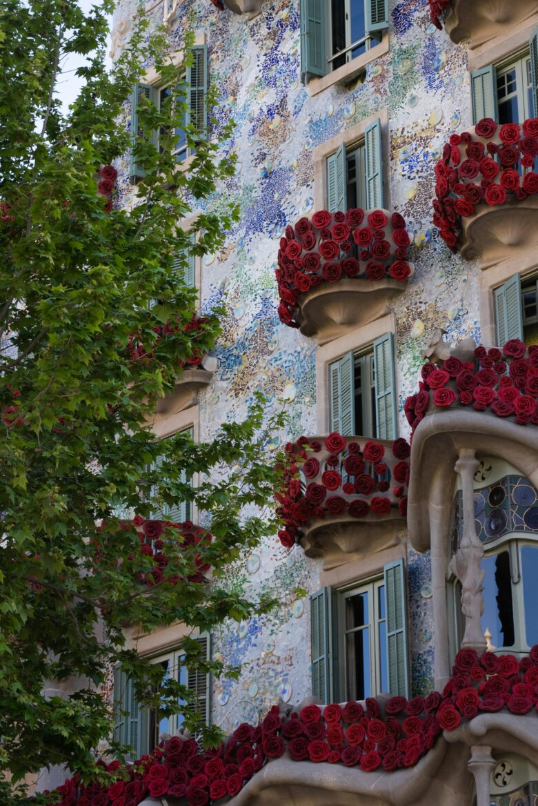 Casa Batlló decorada con rosas en motivo de Sant Jordi en Barcelona España