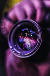 persona sujetando la óptica de una cámara para hacer una fotografía de Calella Barcelona