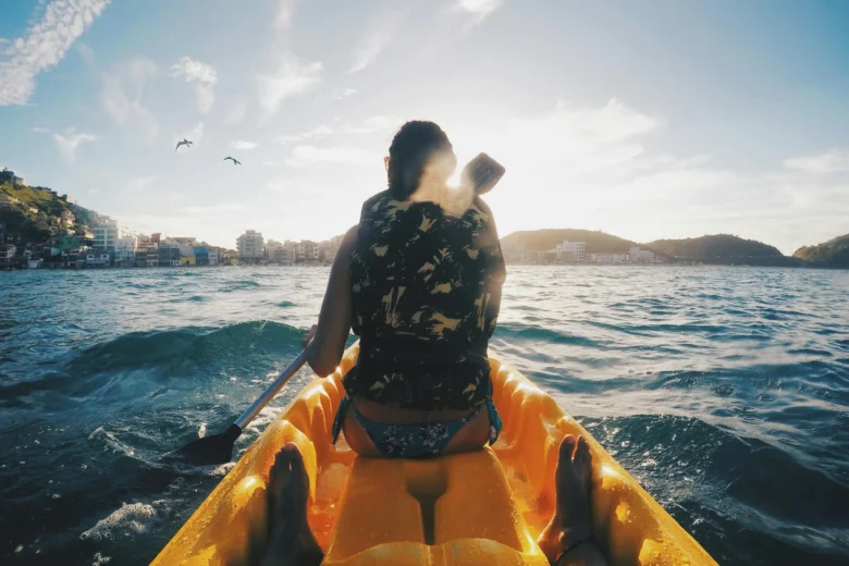 Chica en un Kayak en Calella Barcelona
