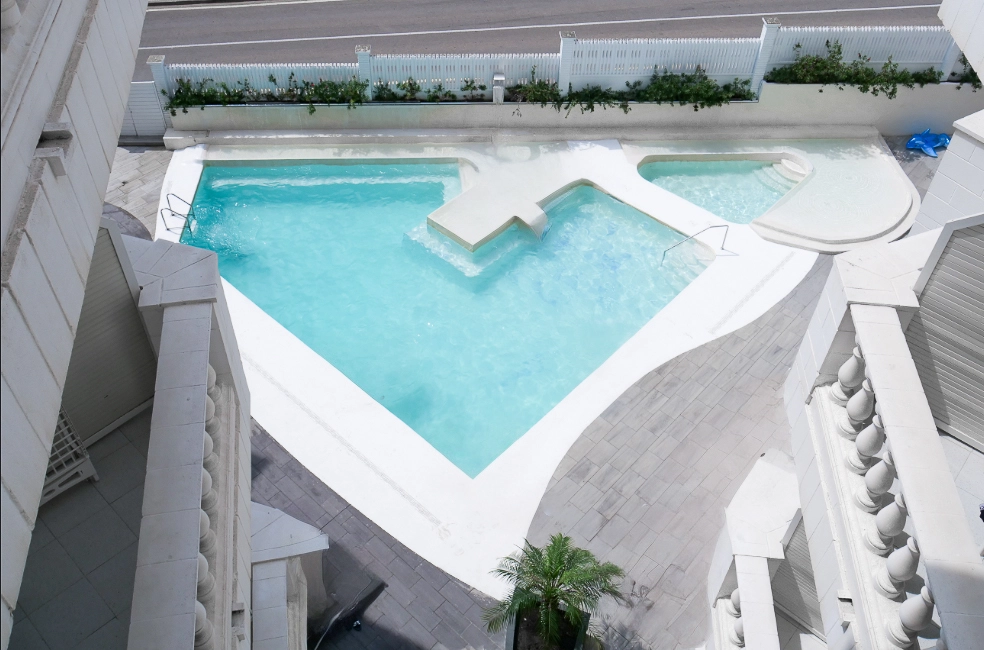 Piscina exterior del Hotel Bernat II, hotel 4 estrellas superior en Calella Barcelona